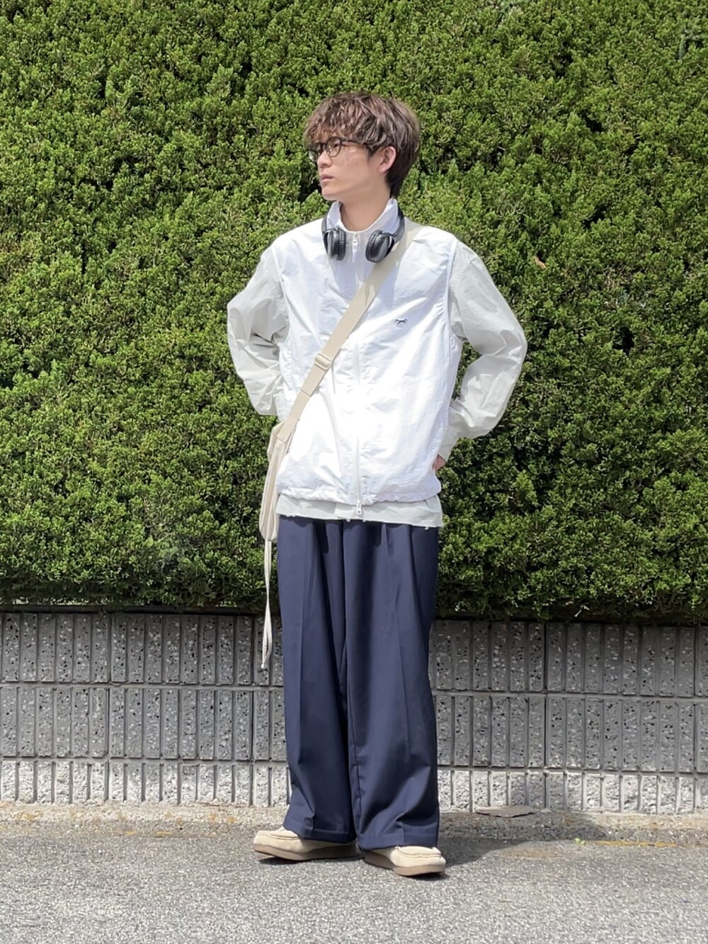 「メンズファッション、大人コーデ、春、スラックス、オトナカジュアル、ベスト、ヘッドホン、UNIQLO、ネイビー、服にわか勢」｜「FREAK'S STOREのアイテム（ベスト、ホワイト系）」を使った、間井谷　勇生【大阪美容師】さん（メンズ・169cm）の春コーディネートの3枚目の写真