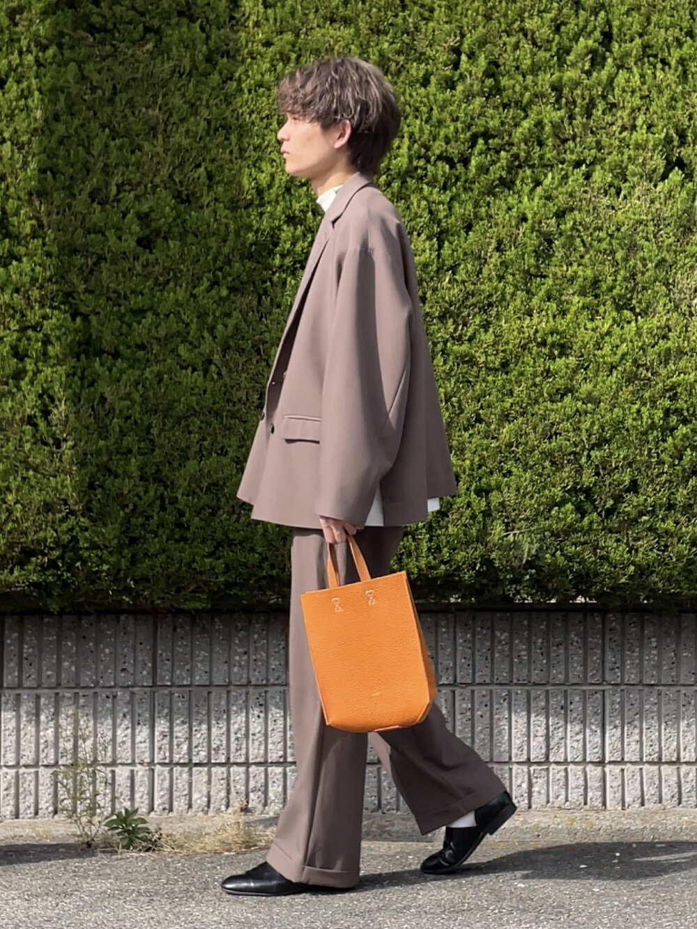 「大人コーデ、メンズコーデ、セットアップ、秋服コーデ、淡色コーデ、秋冬、低身長男子、セットアップスタイル、ブラウンコーデ、服にわか勢」｜「soerteのOversized double-breasted jacket/オーバーサイズダブルブレストジャケット（テーラードジャケット、ブラウン系）」を使った、間井谷　勇生【大阪美容師】さん（メンズ・169cm）の秋コーディネートの3枚目の写真