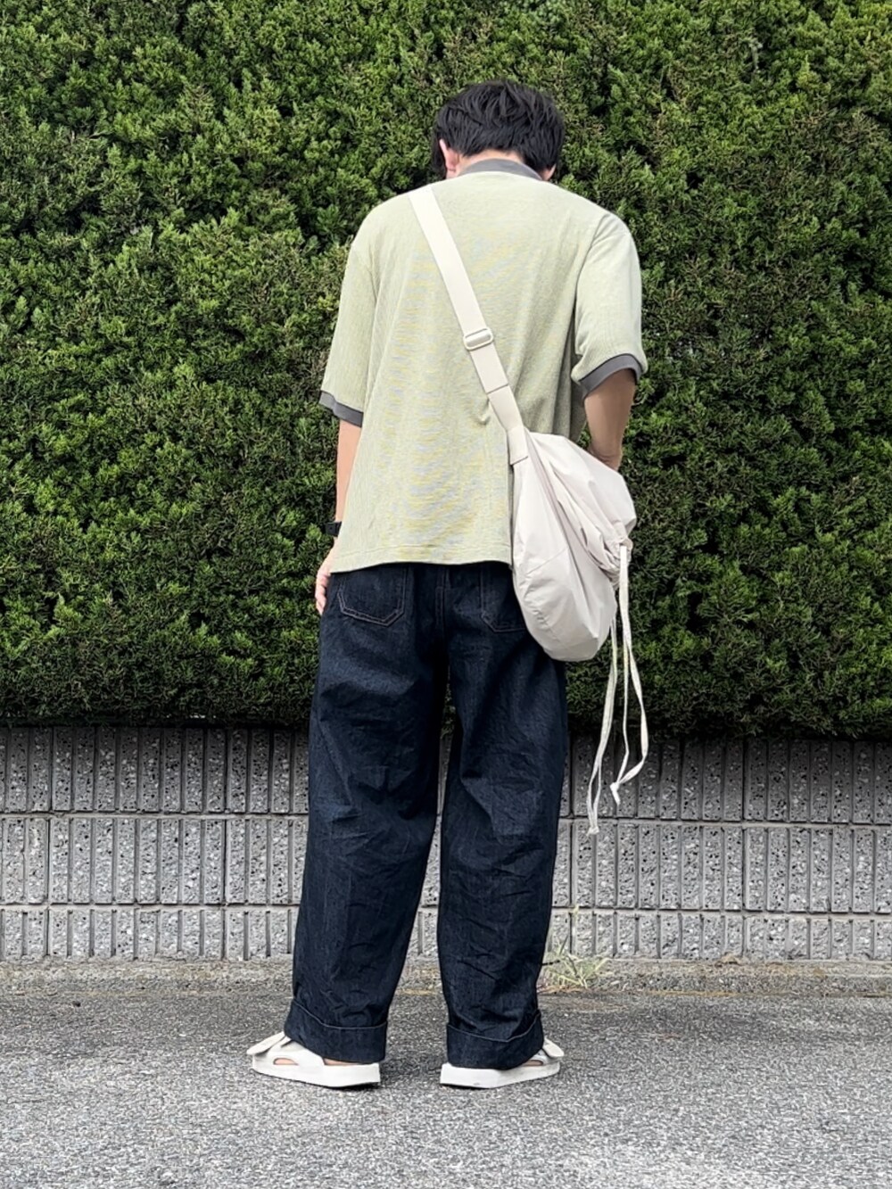 「オーバーサイズ、シンプル、カジュアルコーデ、シンプルコーデ、ポロシャツ、WEARyouthコーデ、ボーダートップス、デニム、お出かけコーデ、服にわか勢」｜「WHIMSICの【UNISEX】マイクロボーダーポロシャツ（ポロシャツ、イエロー系）」を使った、間井谷　勇生【大阪美容師】さん（メンズ・169cm）の秋コーディネートの4枚目の写真