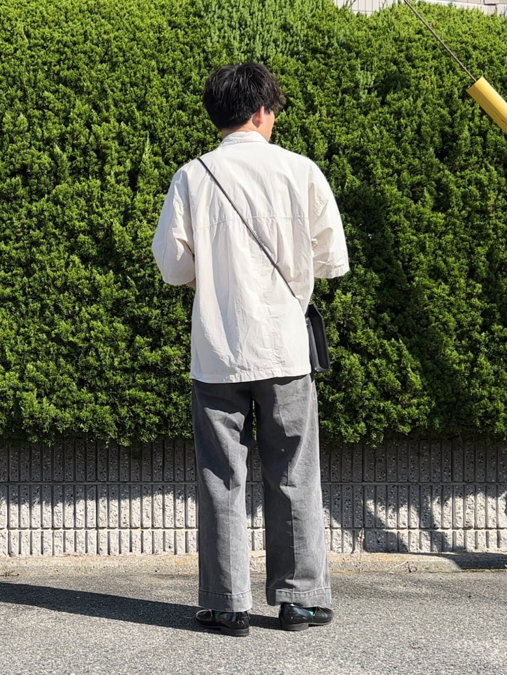 「オトナカジュアル、メンズファッション、キレイめカジュアル、モノトーン、デニム、革靴、WEARyouthコーデ、メガネ男子、服にわか勢、お出かけコーデ」｜「Steven Alanの＜Steven Alan＞ OHMI SHIRTALL REG SHORT SLEEVE/シャツ（シャツ/ブラウス、グレー系）」を使った、間井谷　勇生【大阪美容師】さん（メンズ・169cm）の夏コーディネートの4枚目の写真