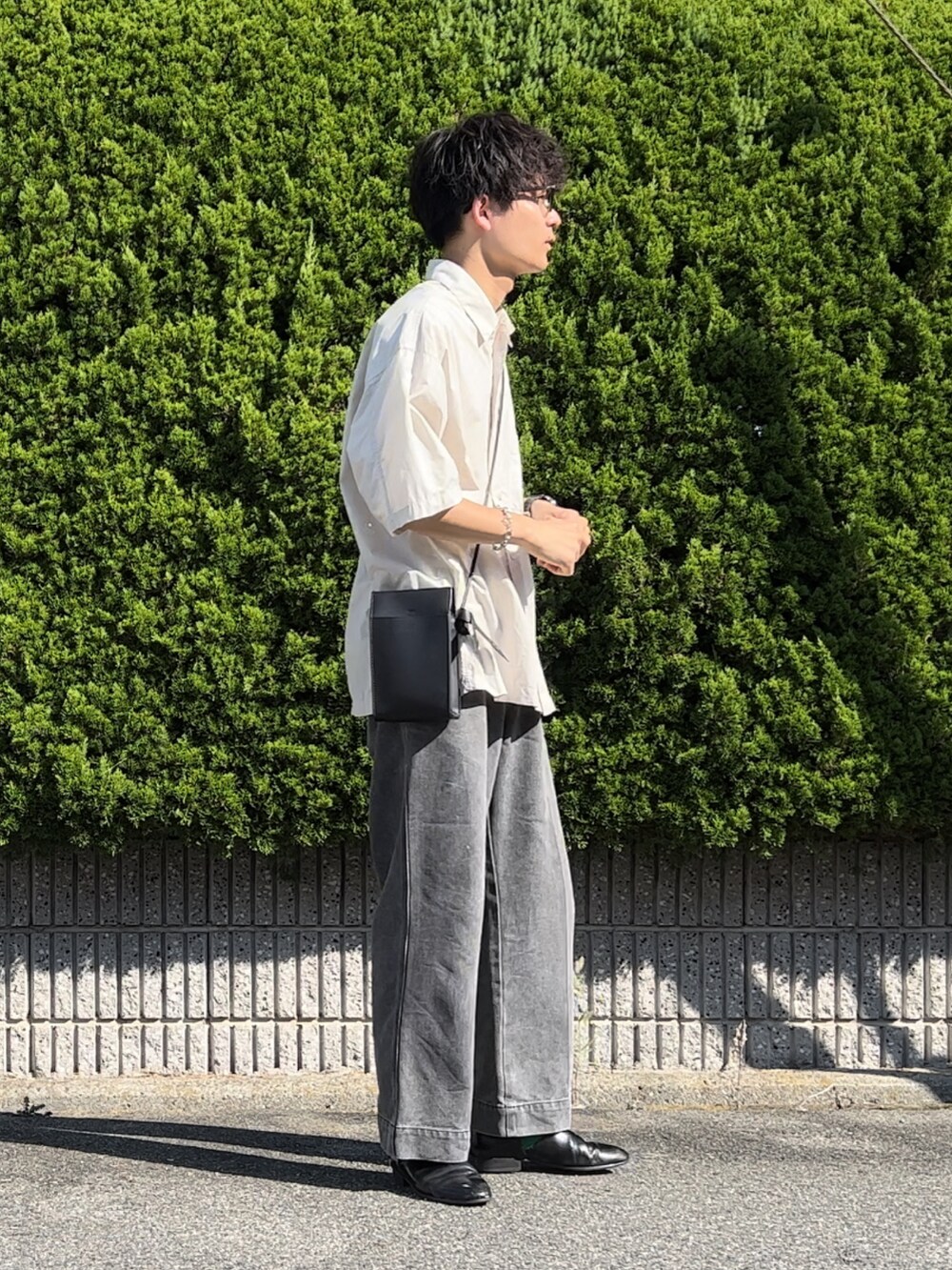 「オトナカジュアル、メンズファッション、キレイめカジュアル、モノトーン、デニム、革靴、WEARyouthコーデ、メガネ男子、服にわか勢、お出かけコーデ」｜「Steven Alanの＜Steven Alan＞ OHMI SHIRTALL REG SHORT SLEEVE/シャツ（シャツ/ブラウス、グレー系）」を使った、間井谷　勇生【大阪美容師】さん（メンズ・169cm）の夏コーディネートの3枚目の写真