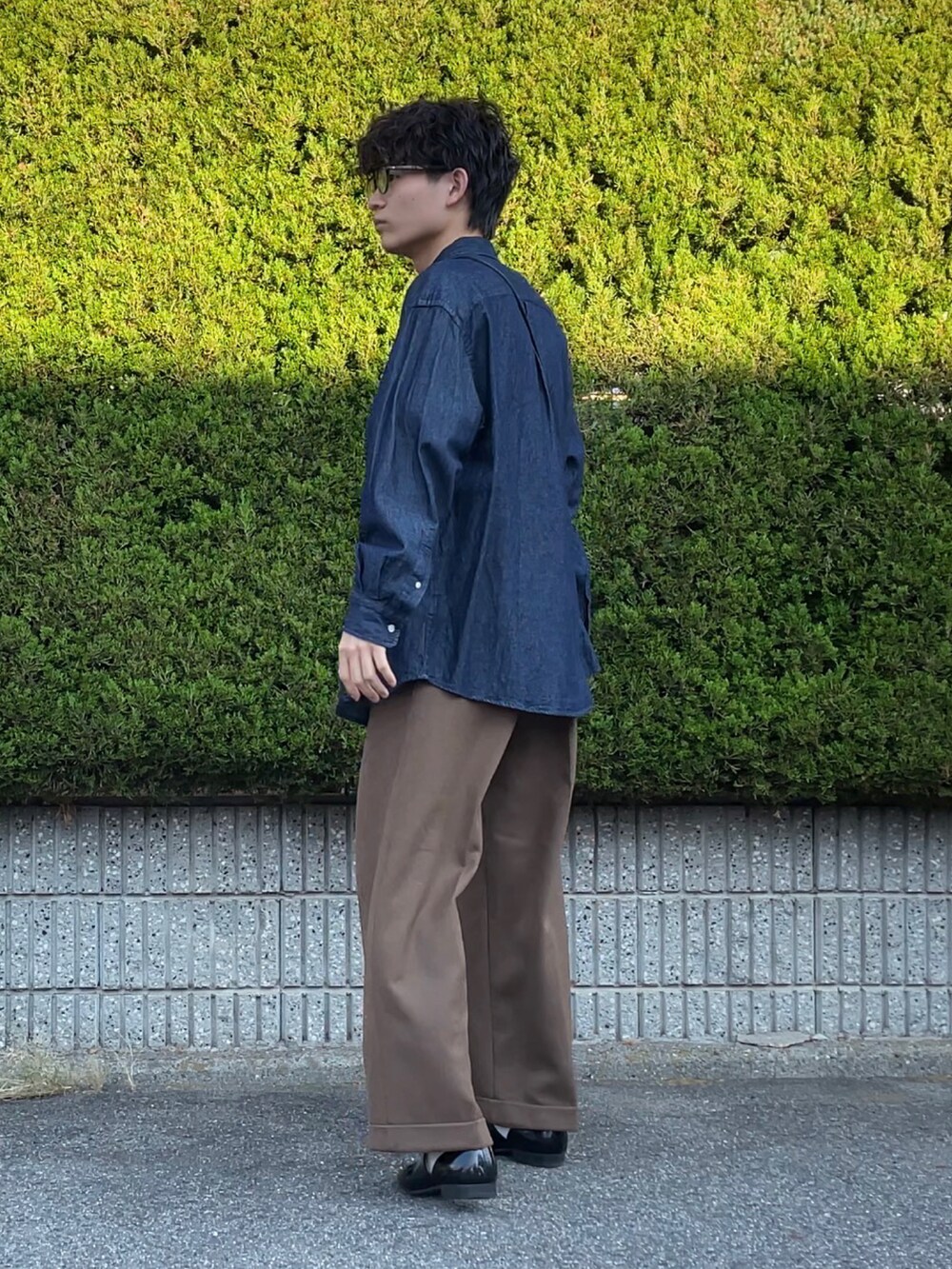 ブルー系のシャツ/ブラウス、グレー系のTシャツ/カットソー、ブラック系のショルダーバッグを着用したメンズの秋コーディネートの3枚目の写真