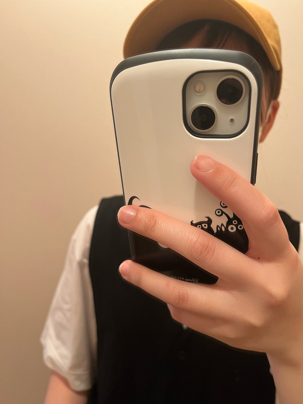 ブラック系のサロペット/オーバーオール、ホワイト系のTシャツ/カットソー、ゴールド系のネックレスを着用したレディースの春コーディネートの2枚目の写真