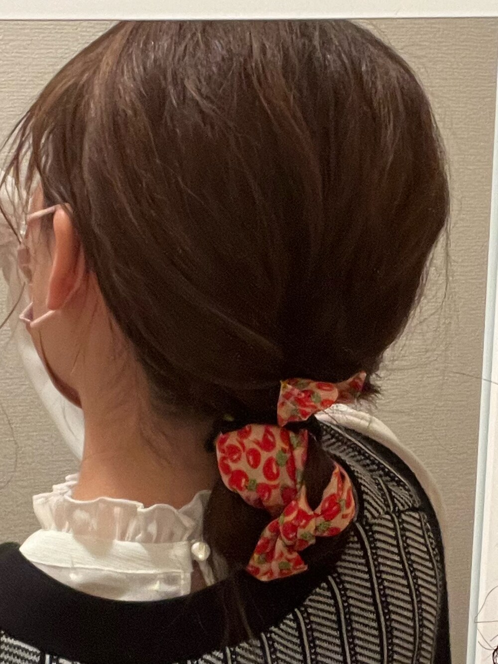 ブラック系のベスト、ホワイト系のシャツ/ブラウス、ブルー系のデニムパンツを着用したレディースの春コーディネートの2枚目の写真