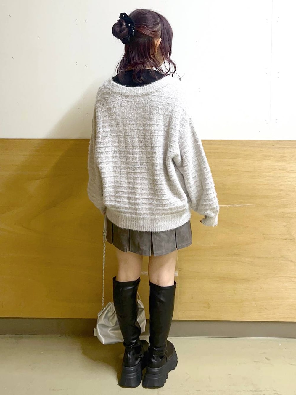 ブラック系のブーツ、グレー系のスカート、ブラック系のTシャツ/カットソーを着用したレディースの冬コーディネートの3枚目の写真