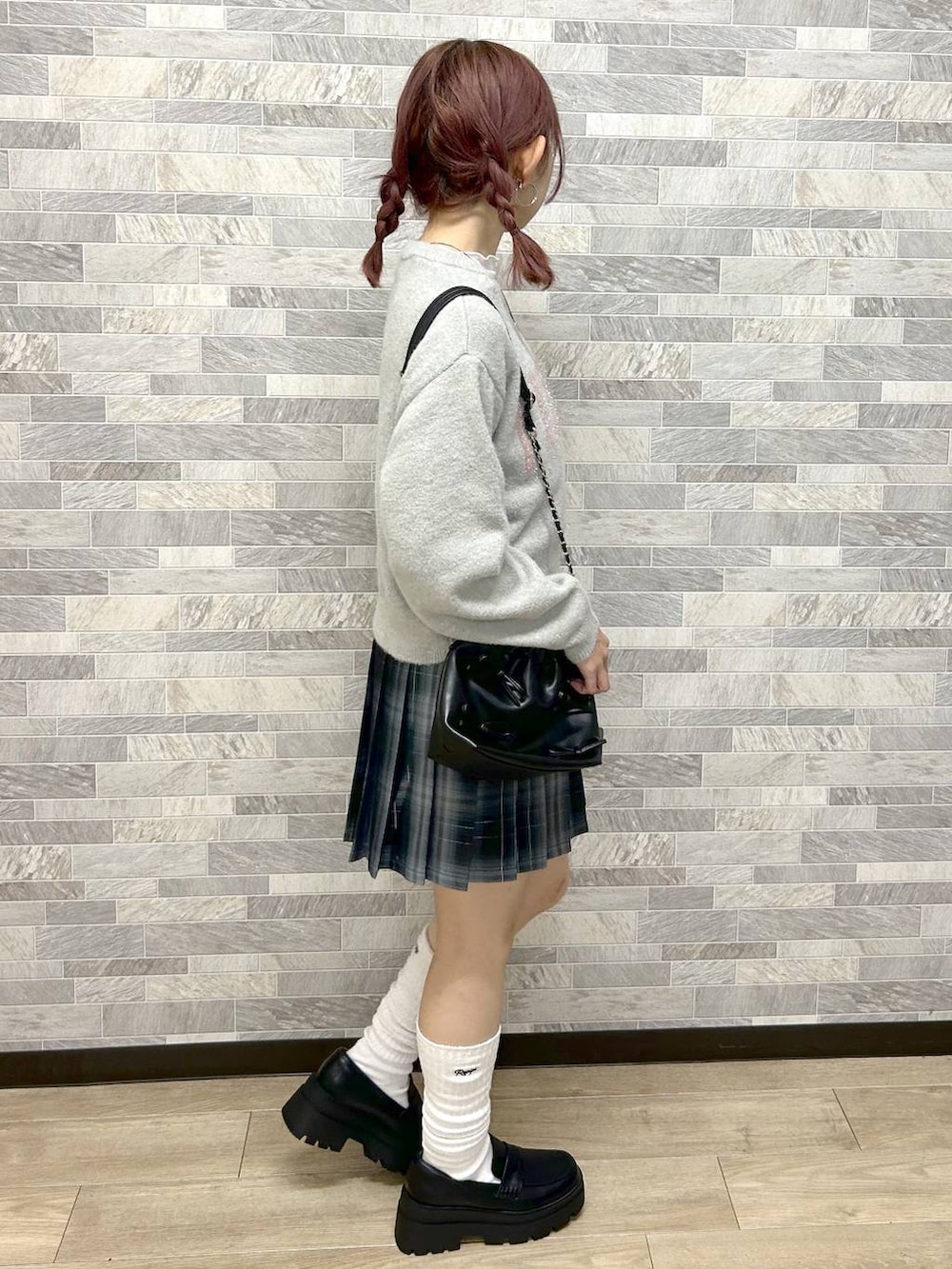「ガーリー、カジュアル、低身長、repipi armario、ニット、ミニスカート、冬コーデ」｜「repipi armarioのアソートローファー（ローファー、ブラック系）」を使った、Neneさん（レディース・152cm）の冬コーディネートの2枚目の写真