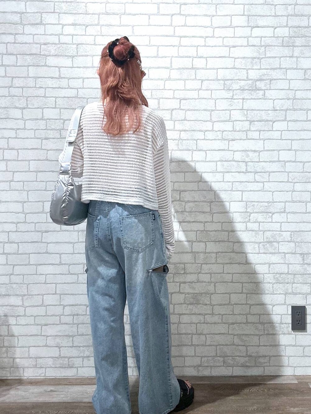 シルバー系のショルダーバッグ、その他のサンダル、ブルー系のデニムパンツを着用したレディースの夏コーディネートの3枚目の写真