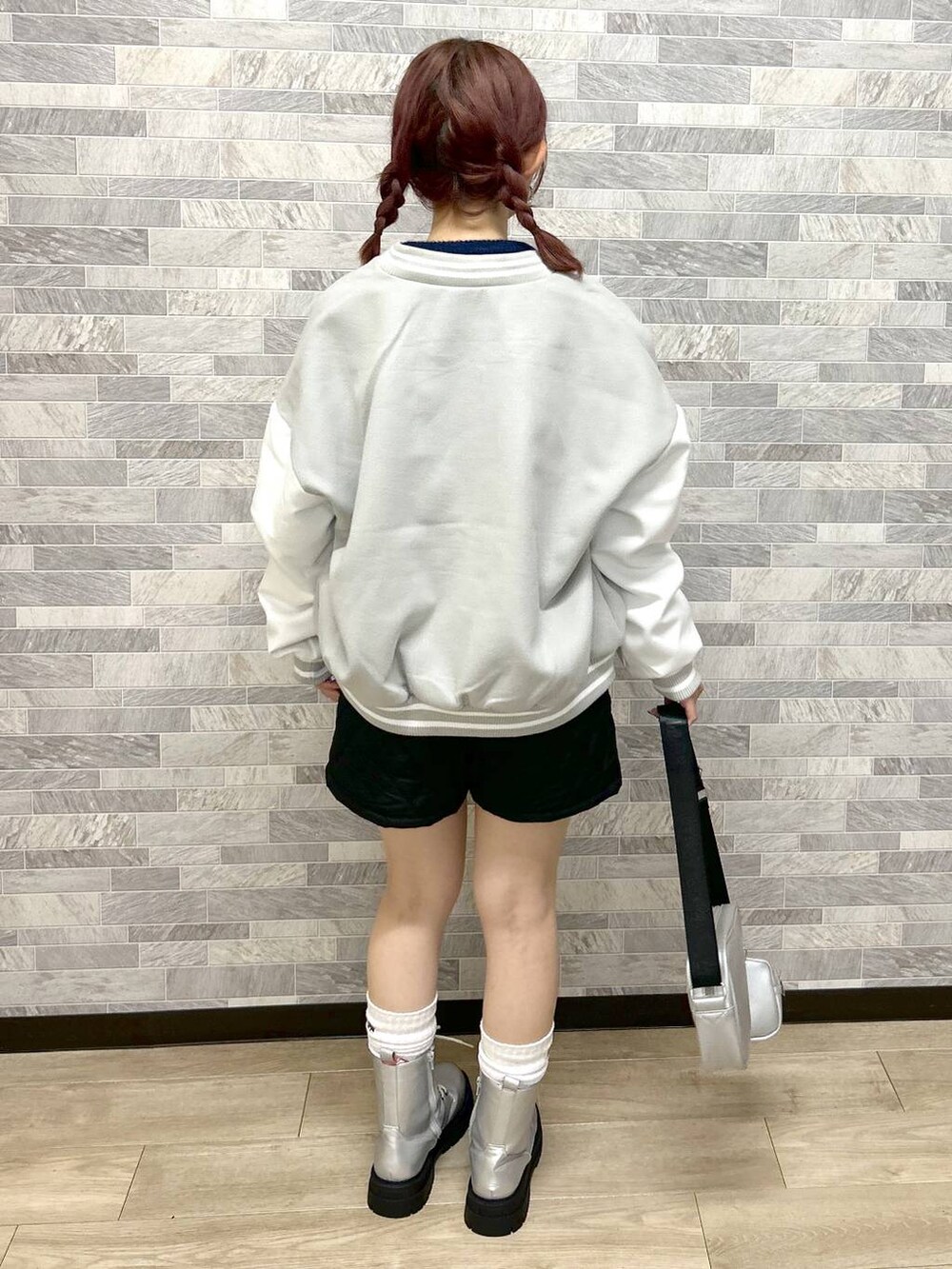 「カジュアル、ガーリー、低身長、repipi armario、アウター、ショートパンツ、冬コーデ」|「repipi armarioのサガラワッペンスタジャン(スタジャン、グレー系)」を使った、Neneさん(レディース・152cm)の冬コーディネートの3枚目の写真
