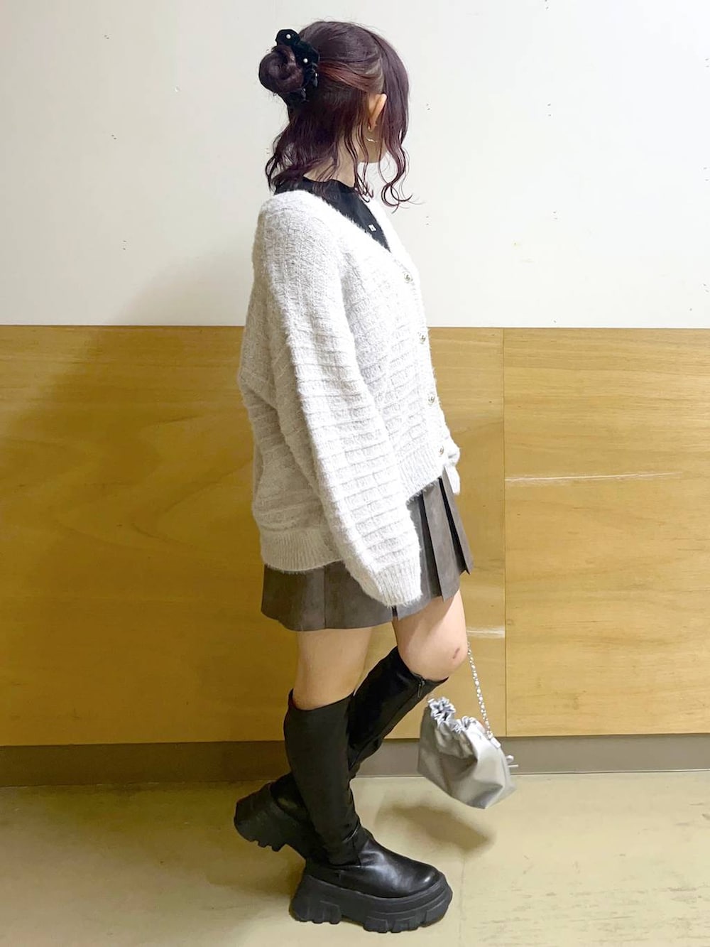 ブラック系のブーツ、グレー系のスカート、ブラック系のTシャツ/カットソーを着用したレディースの冬コーディネートの2枚目の写真