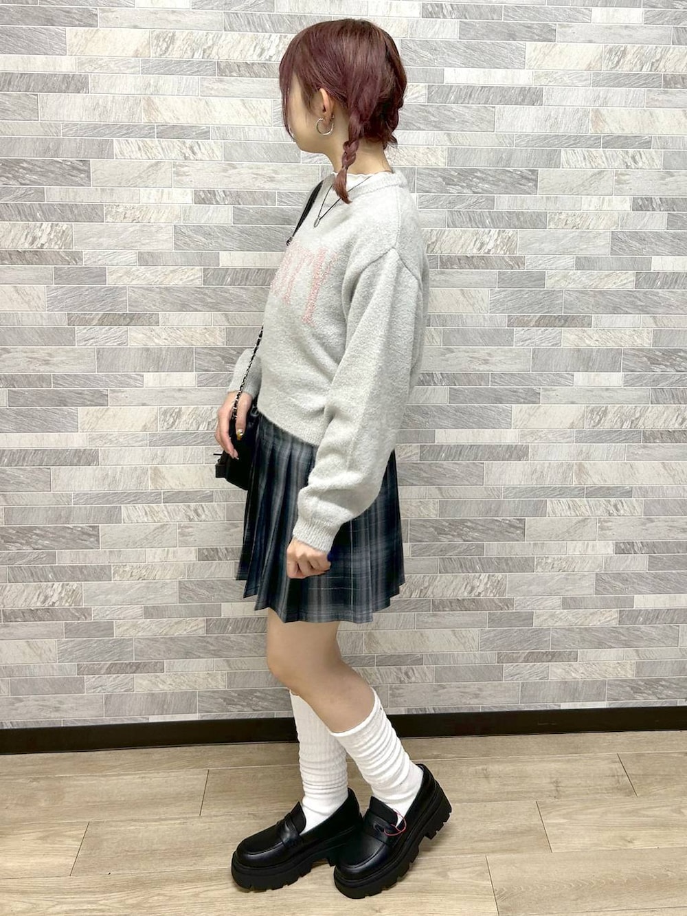 「ガーリー、カジュアル、低身長、repipi armario、ニット、ミニスカート、冬コーデ」｜「repipi armarioのアソートローファー（ローファー、ブラック系）」を使った、Neneさん（レディース・152cm）の冬コーディネートの4枚目の写真