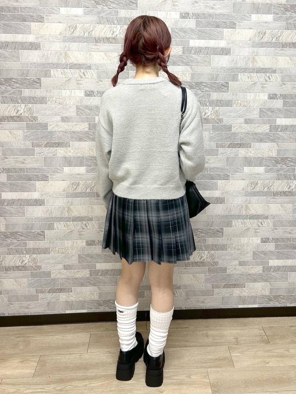 「ガーリー、カジュアル、低身長、repipi armario、ニット、ミニスカート、冬コーデ」｜「repipi armarioのアソートローファー（ローファー、ブラック系）」を使った、Neneさん（レディース・152cm）の冬コーディネートの3枚目の写真