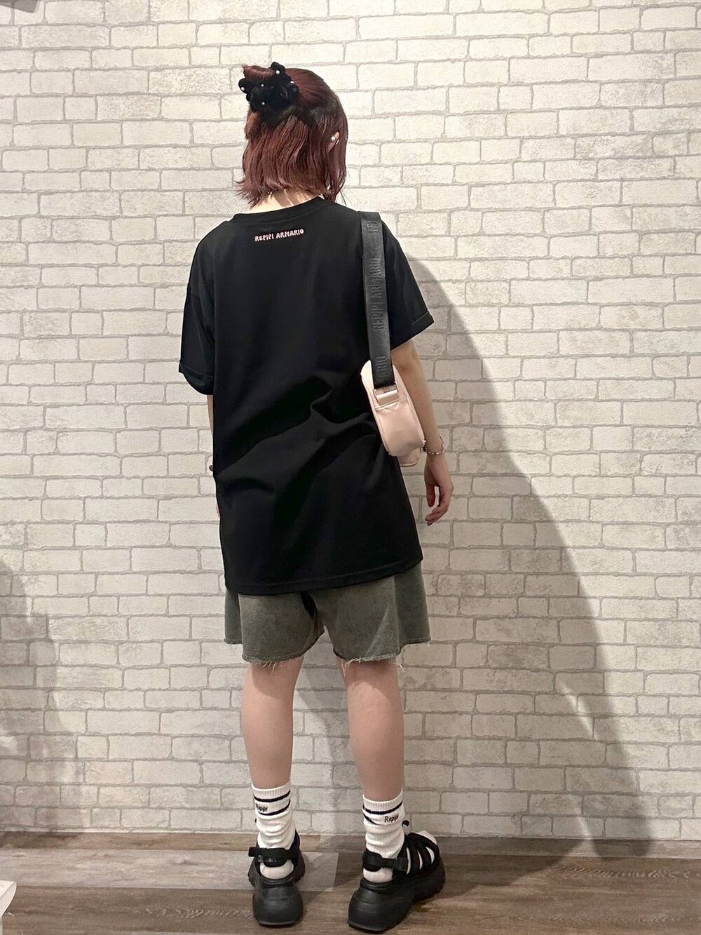 ブラック系のサンダル、ブラック系のワンピース、ピンク系のショルダーバッグを着用したレディースの夏コーディネートの3枚目の写真