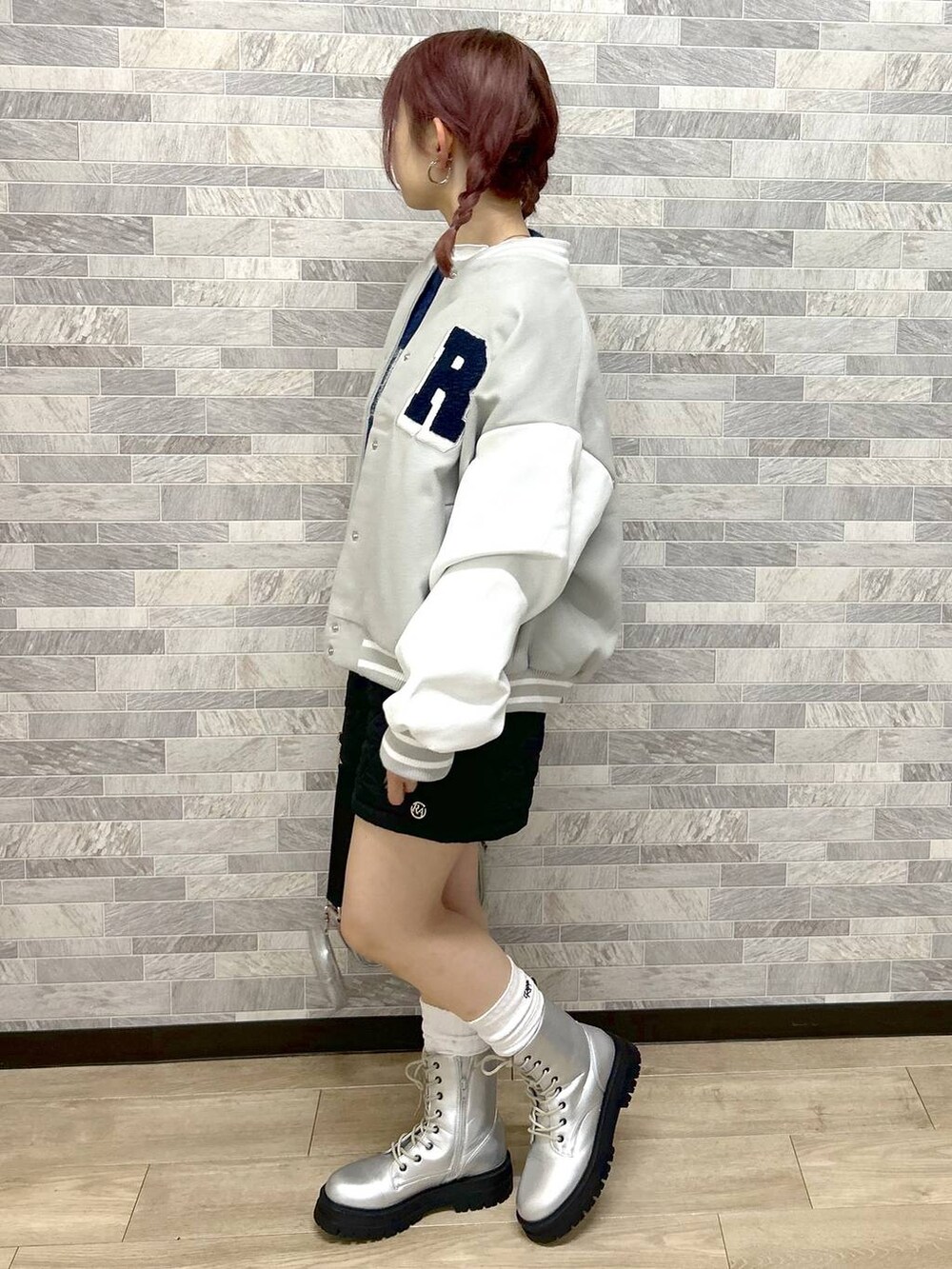 「カジュアル、ガーリー、低身長、repipi armario、アウター、ショートパンツ、冬コーデ」|「repipi armarioのサガラワッペンスタジャン(スタジャン、グレー系)」を使った、Neneさん(レディース・152cm)の冬コーディネートの4枚目の写真