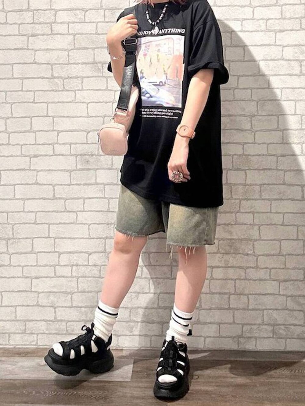 ブラック系のサンダル、ブラック系のワンピース、ピンク系のショルダーバッグを着用したレディースの夏コーディネートの5枚目の写真