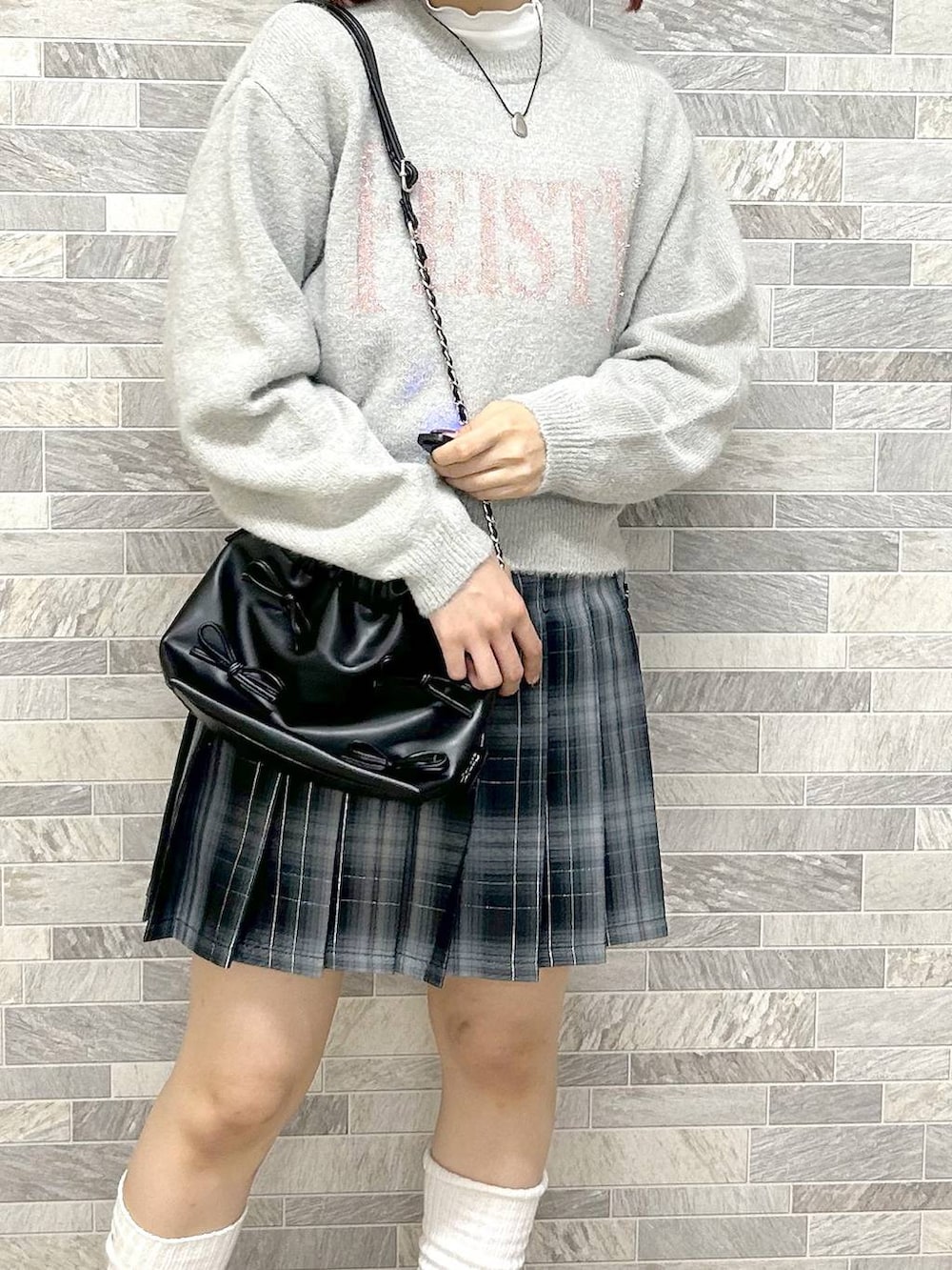 「ガーリー、カジュアル、低身長、repipi armario、ニット、ミニスカート、冬コーデ」｜「repipi armarioのアソートローファー（ローファー、ブラック系）」を使った、Neneさん（レディース・152cm）の冬コーディネートの5枚目の写真