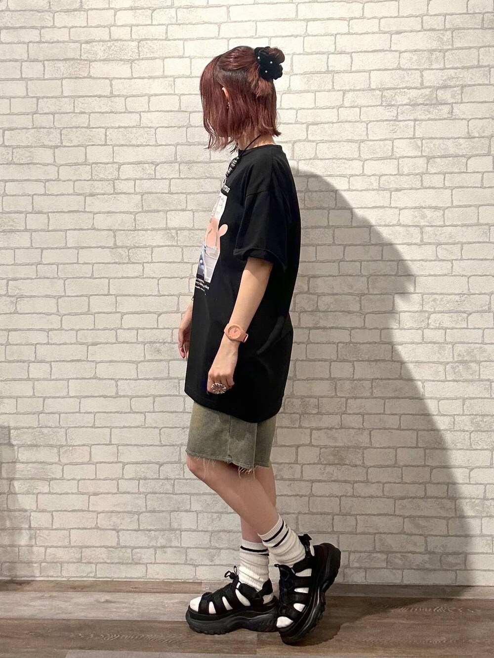 ブラック系のサンダル、ブラック系のワンピース、ピンク系のショルダーバッグを着用したレディースの夏コーディネートの4枚目の写真