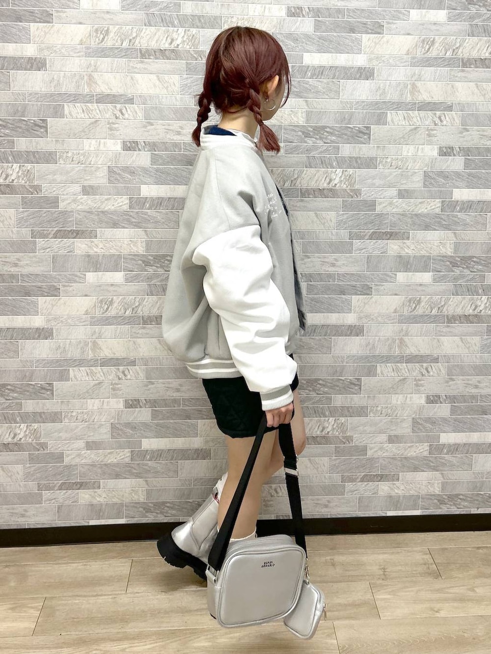 「カジュアル、ガーリー、低身長、repipi armario、アウター、ショートパンツ、冬コーデ」|「repipi armarioのサガラワッペンスタジャン(スタジャン、グレー系)」を使った、Neneさん(レディース・152cm)の冬コーディネートの2枚目の写真