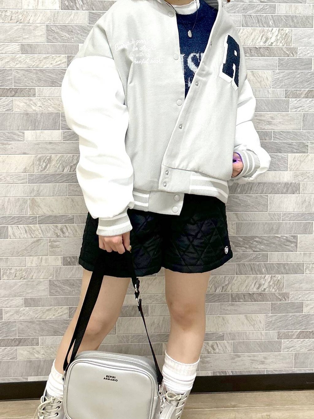「カジュアル、ガーリー、低身長、repipi armario、アウター、ショートパンツ、冬コーデ」|「repipi armarioのサガラワッペンスタジャン(スタジャン、グレー系)」を使った、Neneさん(レディース・152cm)の冬コーディネートの5枚目の写真