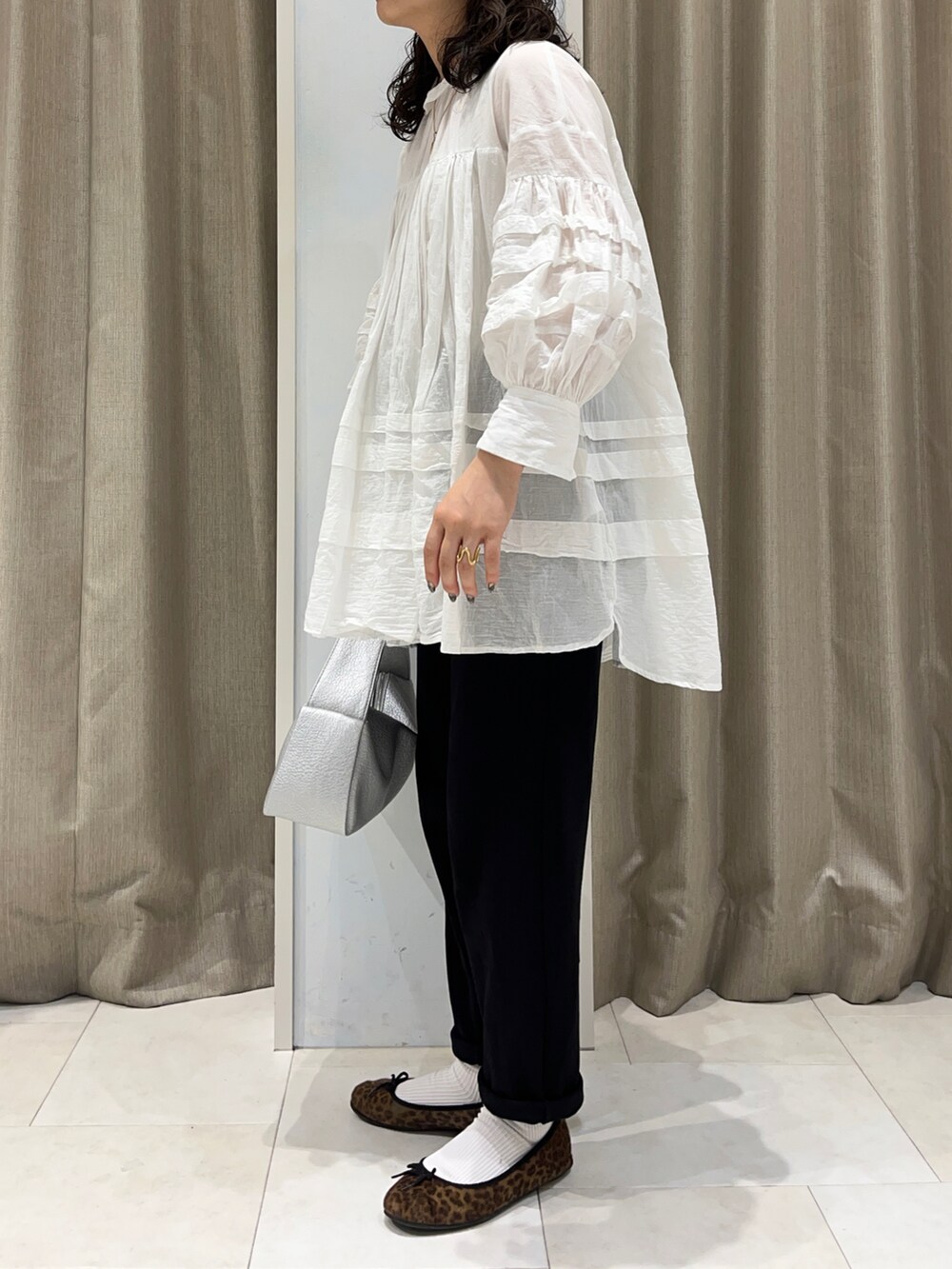 ホワイト系のシャツ/ブラウス、ブラック系のその他パンツ、ブラック系のハンドバッグを着用したレディースの春コーディネートの2枚目の写真