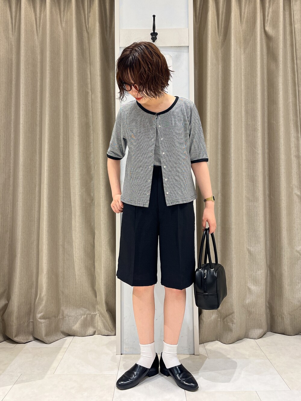 ブラック系のカーディガン/ボレロ、ブラック系のテーラードジャケット、ブラック系のその他パンツを着用したレディースの春コーディネートの2枚目の写真