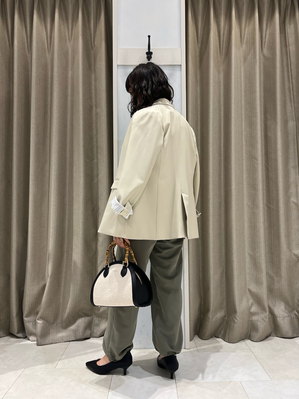 ベージュ系のノーカラージャケット、ホワイト系のTシャツ/カットソー、グリーン系のその他パンツを着用したレディースの春コーディネートの2枚目の写真