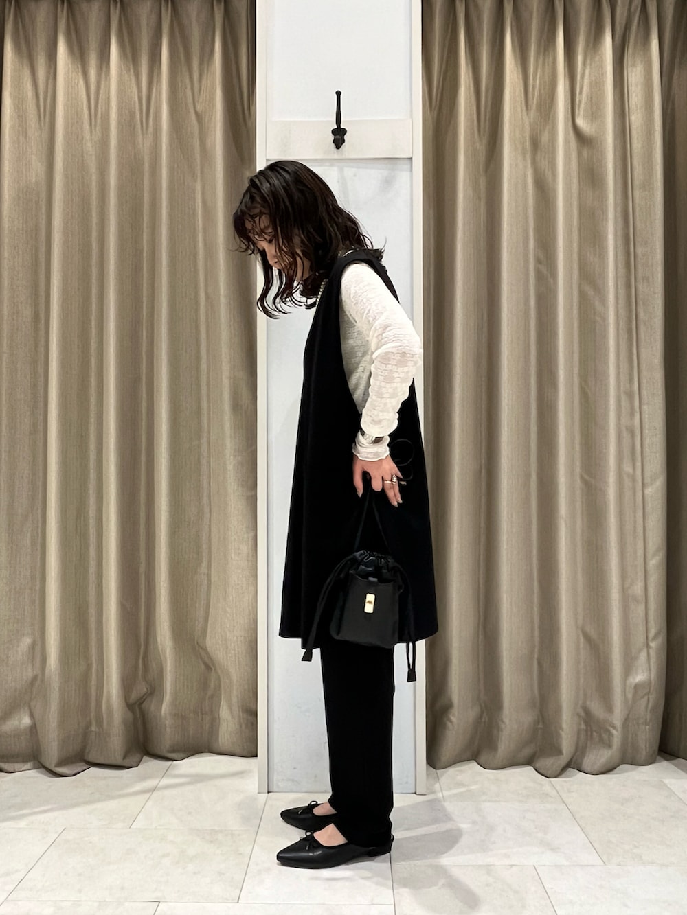 ホワイト系のTシャツ/カットソー、ブラック系のワンピース、ブラック系のその他パンツを着用したレディースの春コーディネートの2枚目の写真