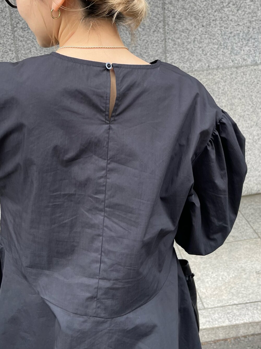 ブラック系のシャツ/ブラウスを着用したレディースの春コーディネートの3枚目の写真