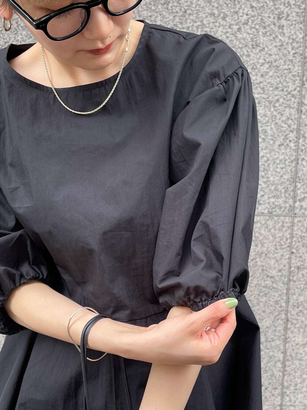 ブラック系のシャツ/ブラウスを着用したレディースの春コーディネートの4枚目の写真