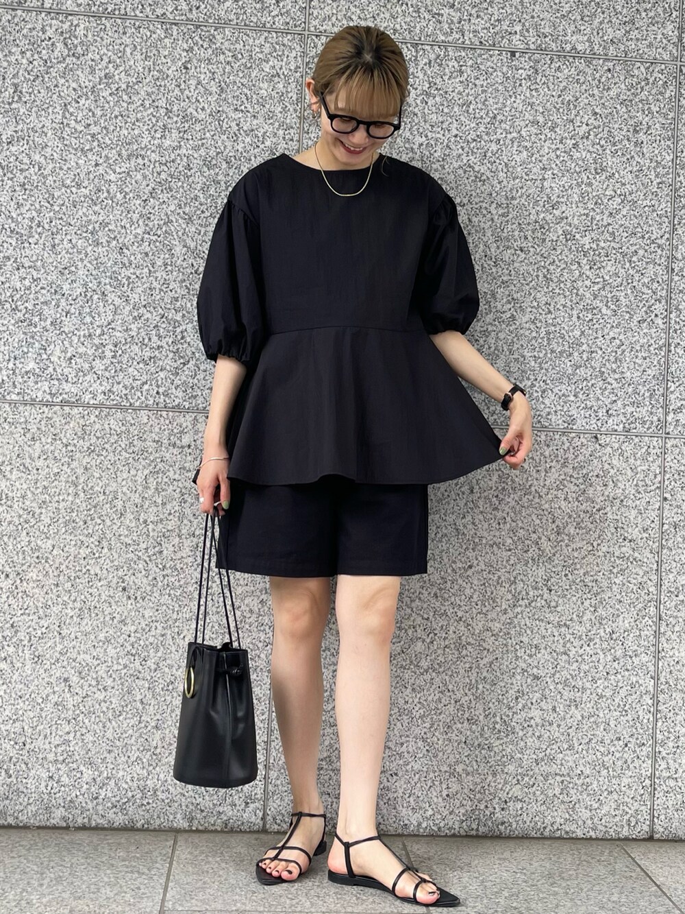 ブラック系のシャツ/ブラウスを着用したレディースの春コーディネートの2枚目の写真