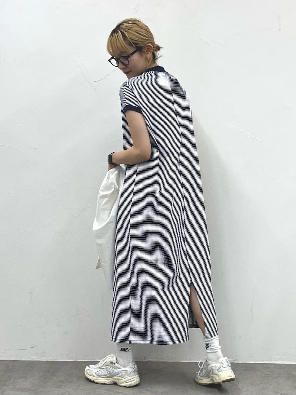 その他のワンピース、ホワイト系のスニーカーを着用したレディースの春コーディネートの2枚目の写真