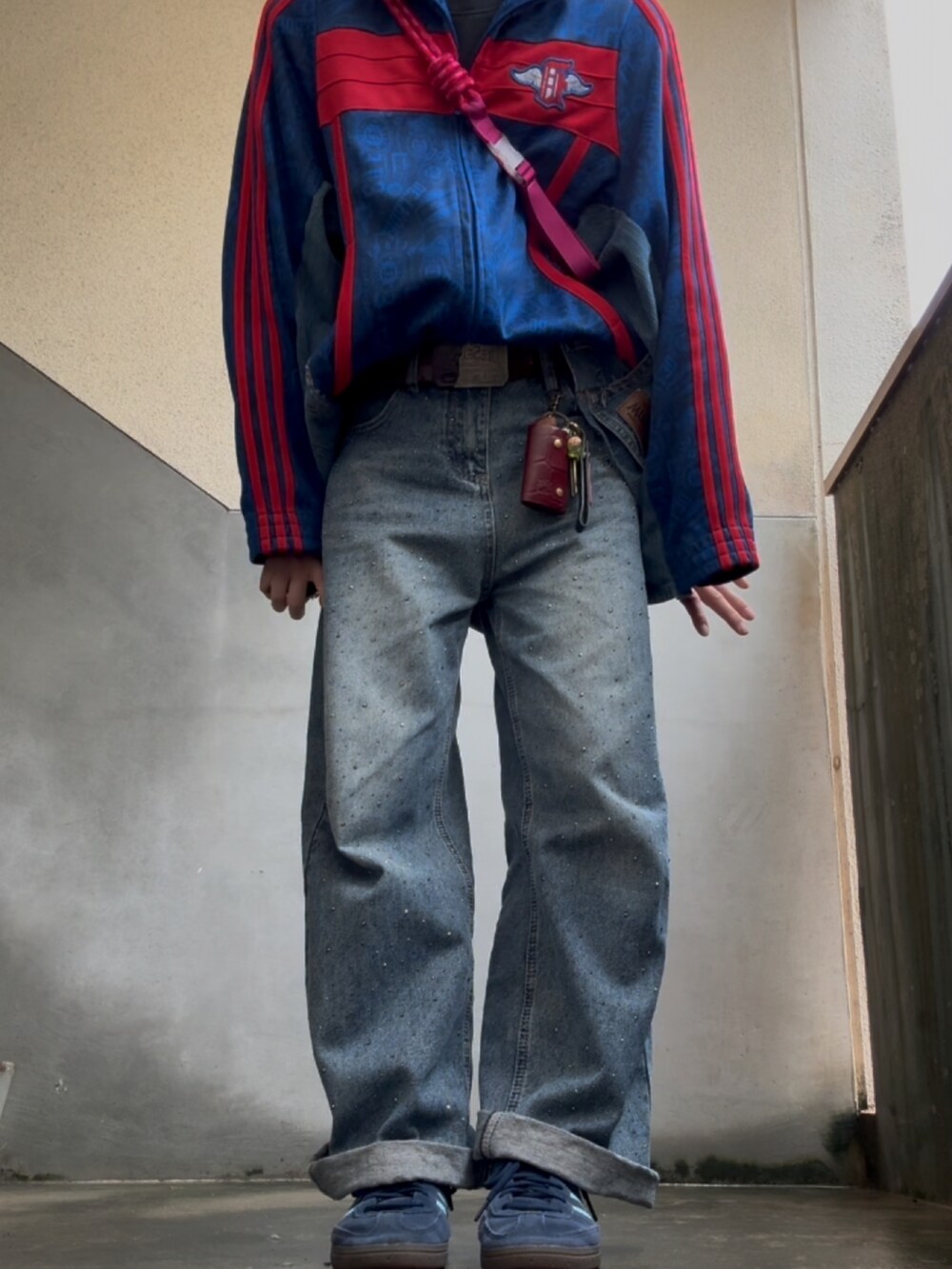 ブルー系のスニーカー、ブルー系のデニムパンツ、ブラック系のエコバッグ/サブバッグを着用したレディースの春コーディネートの2枚目の写真