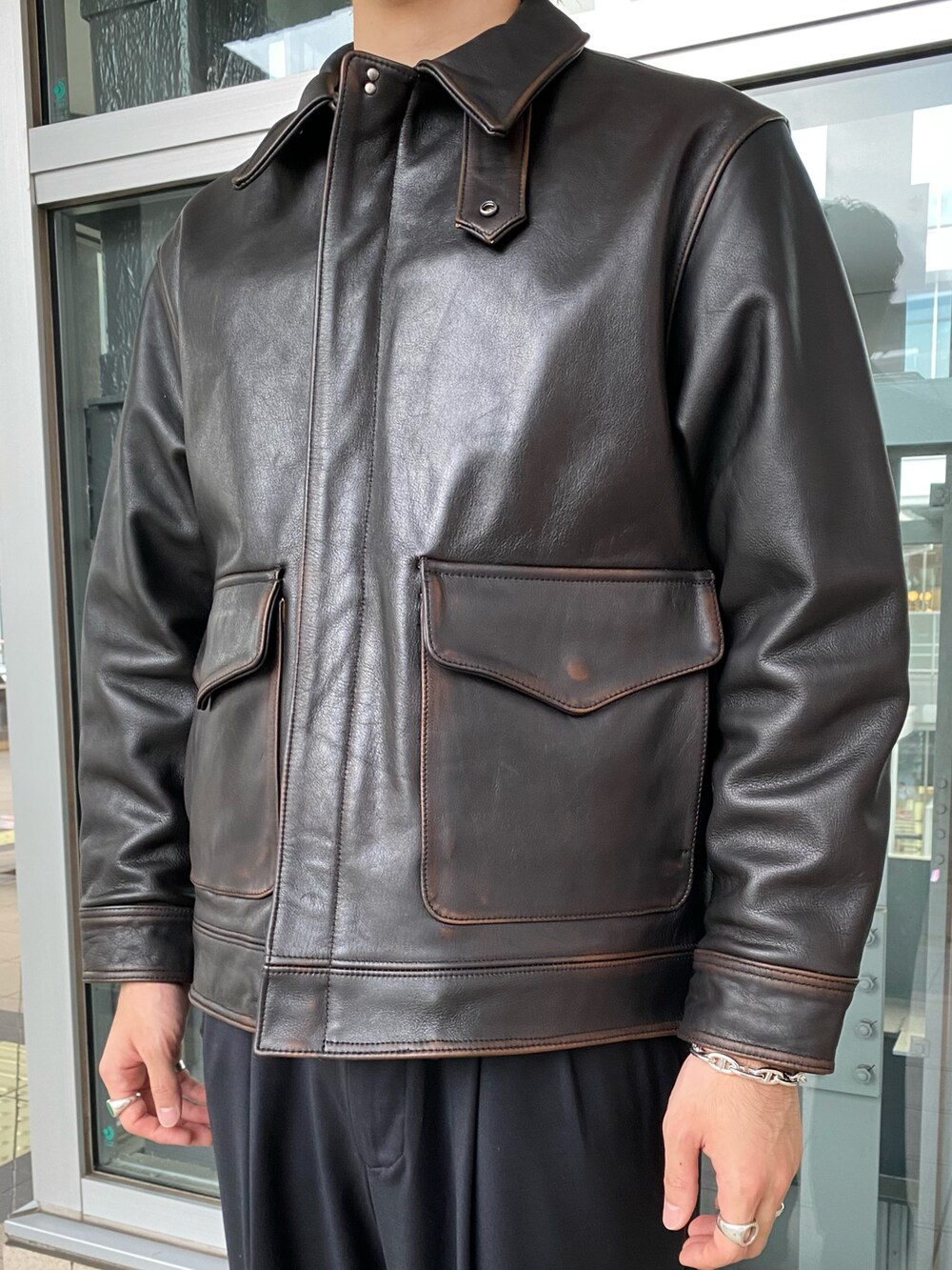 ブラウン系のその他アウター、ブラック系のその他パンツを着用したメンズの秋コーディネートの2枚目の写真