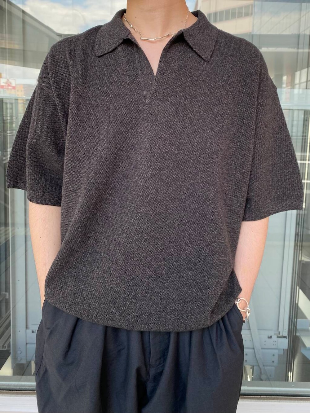 「シンプル、モノトーン、ローファー、ベーシック、newarrival、新作アイテム、スキッパーニット、春夏スタイル、私のイチ推しブランド、初夏のお出掛けコーデ、ベーシックアイテムで作る最旬コーデ、最旬デートコーデ」｜「URBAN RESEARCHの『セットアップ対応』new basic NALYA Easy Pants（その他パンツ、ブラック系）」を使った、キーパーさん（メンズ・173cm）の春コーディネートの2枚目の写真