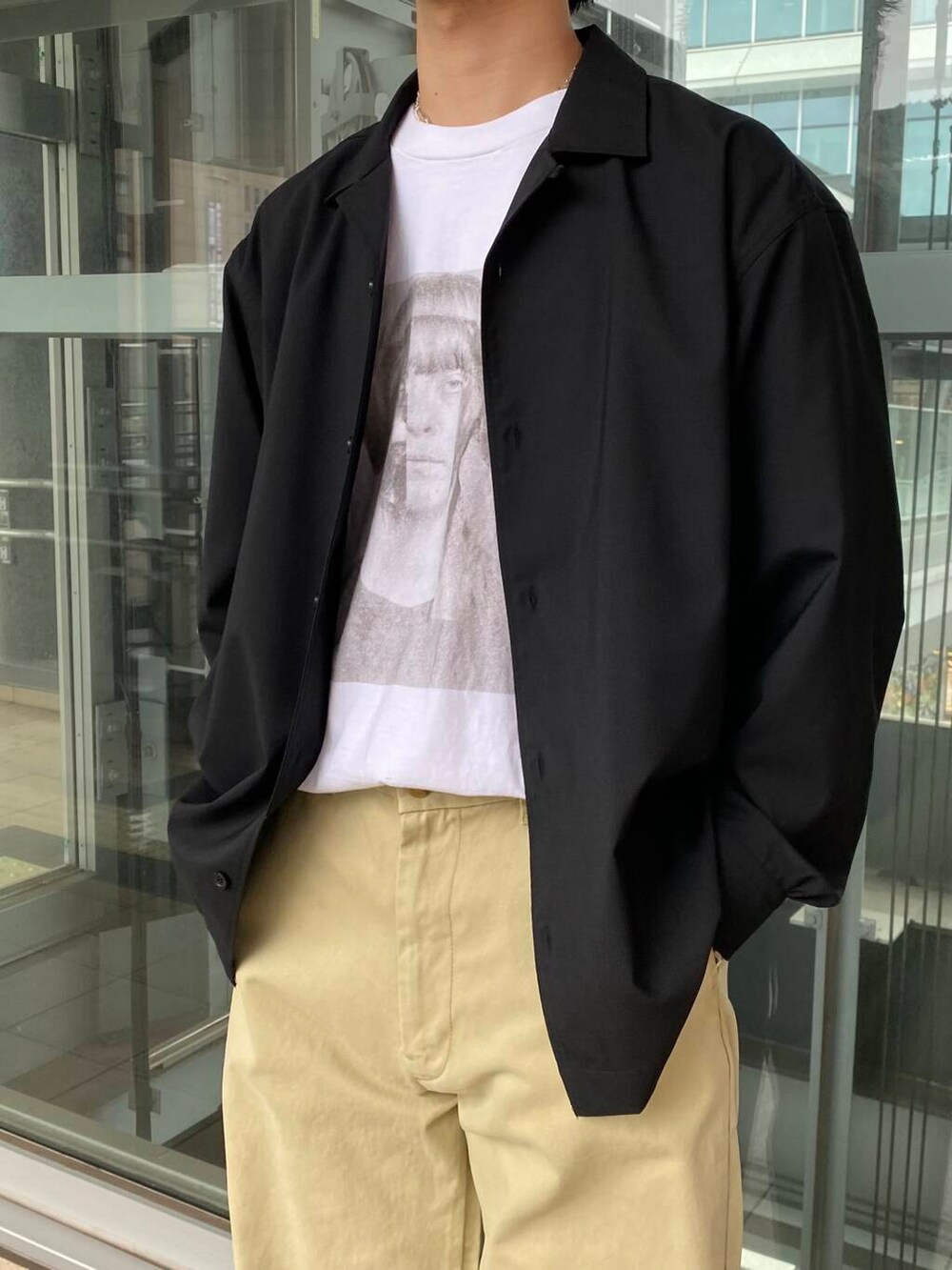 「シンプル、シャツスタイル、モノトーン、ローファー、カジュアルコーデ、チノパンツ、スポーツMIX、ベーシック、newarrival、休日スタイル、新作アイテム、春カラーコーデ、春夏スタイル、即戦力シャツコーデ、私のイチ推しブランド」｜「URBAN RESEARCHのPARABOOT　CORAUX（ローファー、ブラック系）」を使った、キーパーさん（メンズ・173cm）の春コーディネートの2枚目の写真