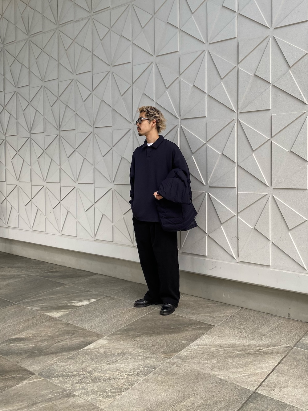 ブルー系のダウンジャケット/コート、ブルー系のその他パンツ、ブルー系のポロシャツを着用したメンズの冬コーディネートの2枚目の写真