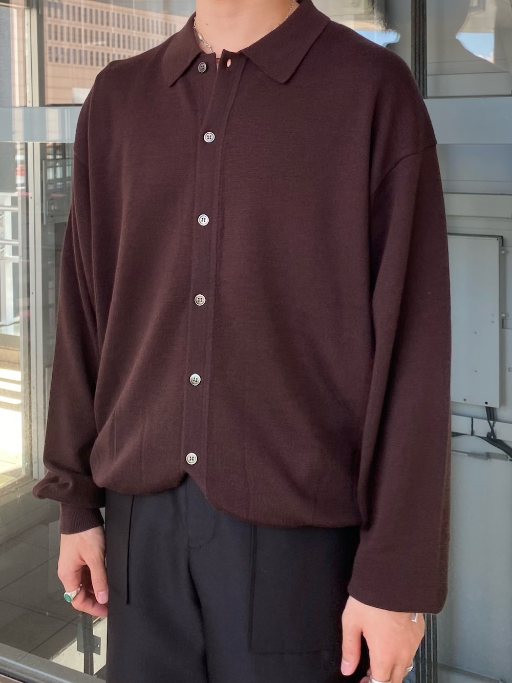 ブラウン系のニット/セーター、ブラック系のその他パンツを着用したメンズの秋コーディネートの2枚目の写真