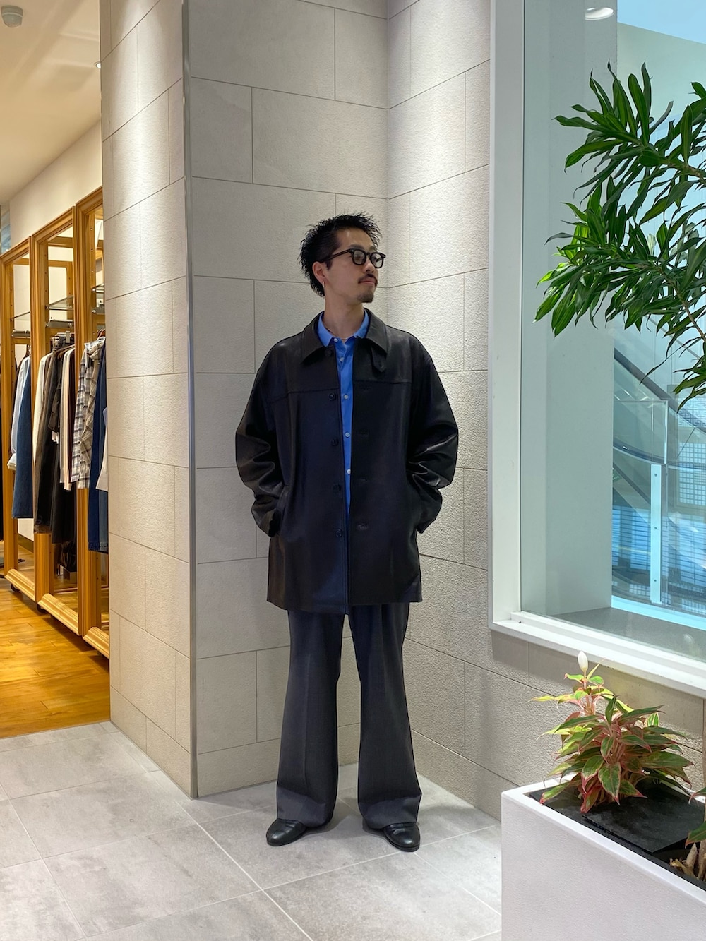 ブルー系のシャツ/ブラウス、ブラック系のその他アウター、グレー系のスラックスを着用したメンズの秋コーディネートの2枚目の写真