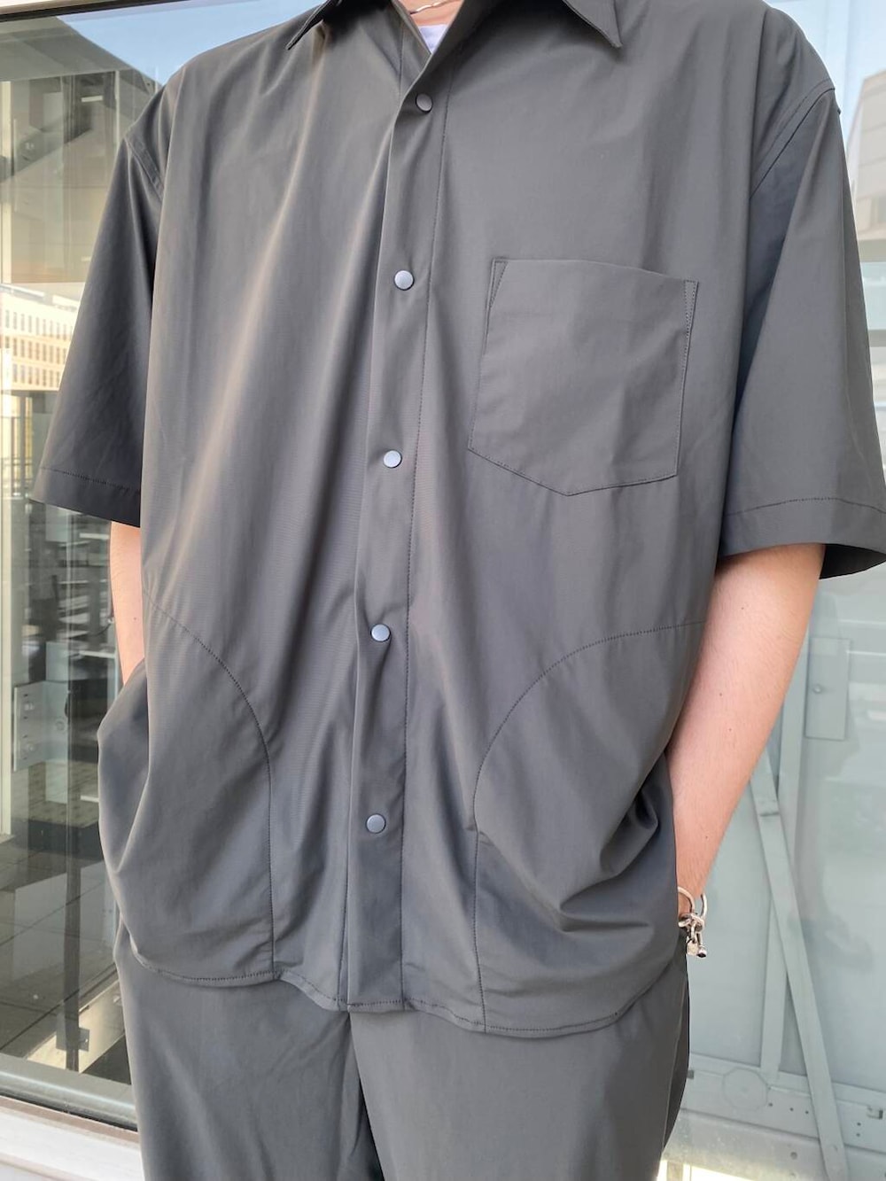 「シンプル、シャツスタイル、セットアップ、モノトーン、カジュアルコーデ、サンダル、ベーシック、newarrival、休日スタイル、新作アイテム、春夏スタイル、即戦力シャツコーデ、私のイチ推しブランド、初夏のお出掛けコーデ」｜「URBAN RESEARCHのFREEZY SNAP SHIRTS（シャツ/ブラウス、グリーン系）」を使った、キーパーさん（メンズ・173cm）の春コーディネートの2枚目の写真