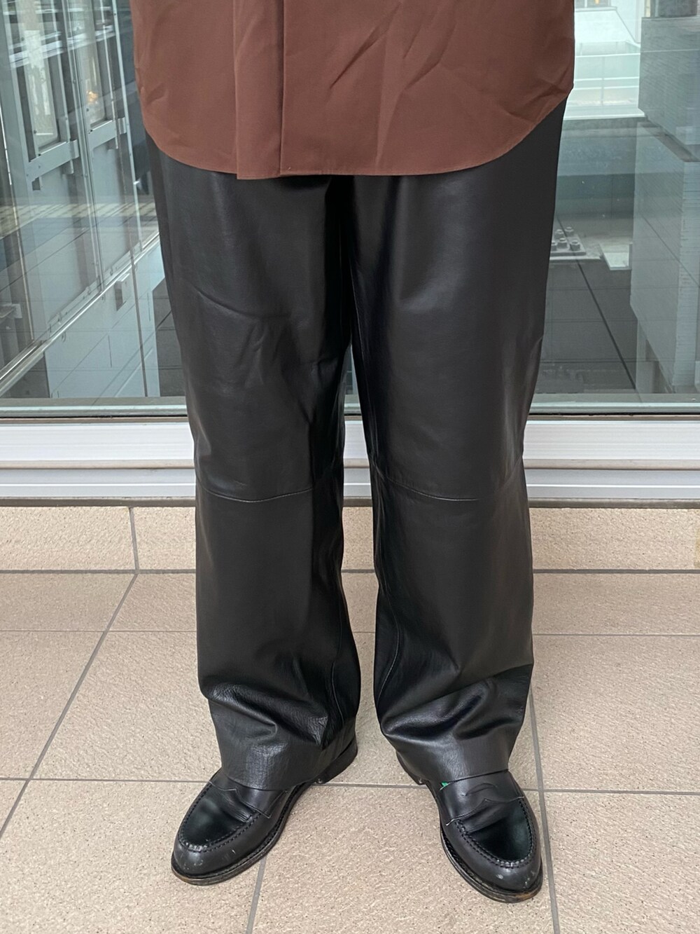 ブラウン系のシャツ/ブラウス、ブラック系のその他パンツを着用したメンズの秋コーディネートの2枚目の写真