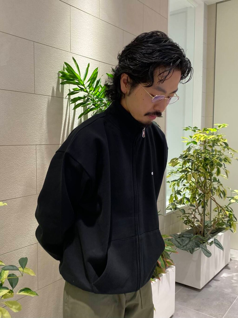 グリーン系のチノパンツを着用したメンズの秋コーディネートの2枚目の写真