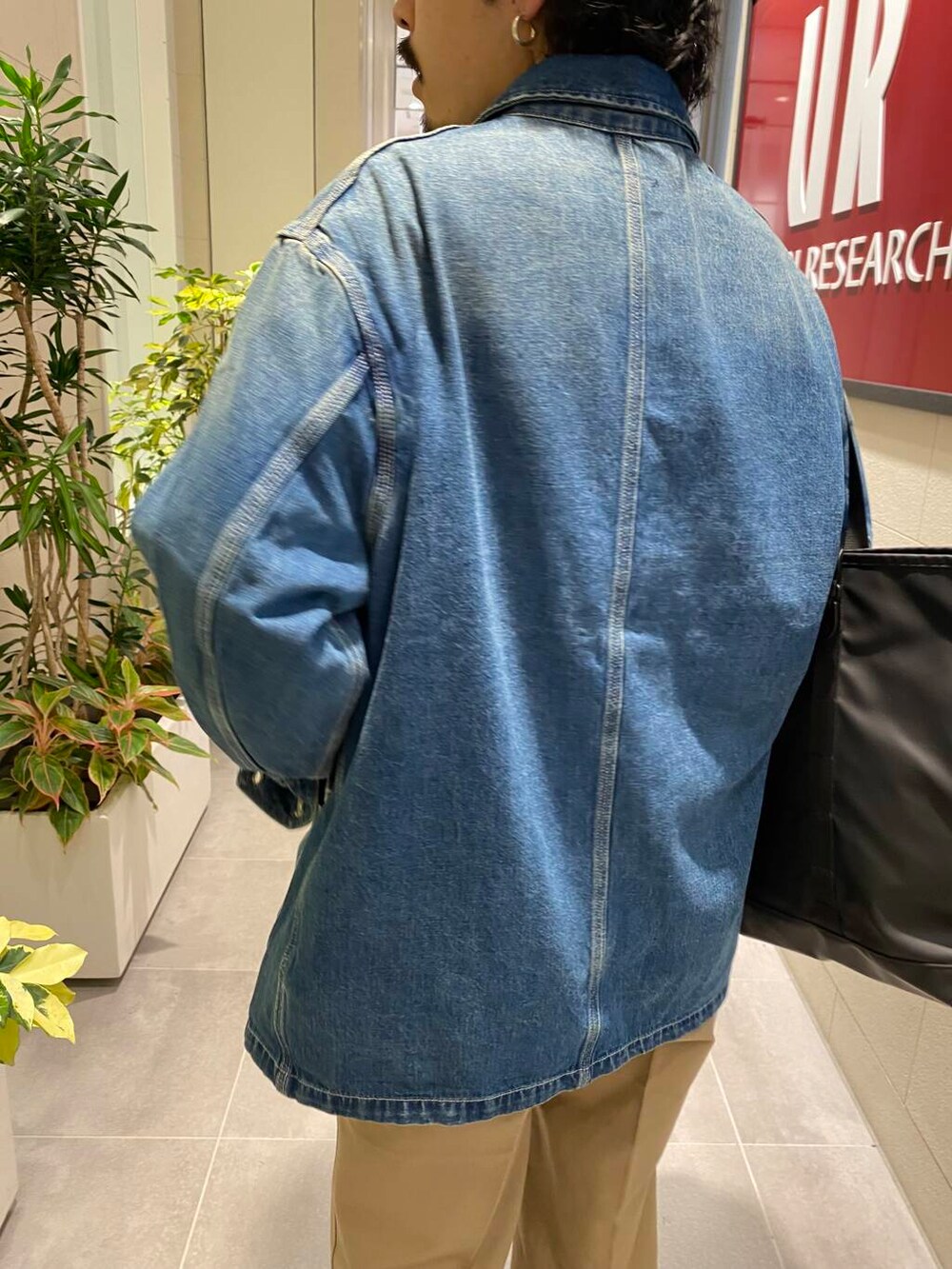 ブラック系のスニーカー、ブラック系のトートバッグ、ベージュ系のその他パンツを着用したメンズの夏コーディネートの4枚目の写真