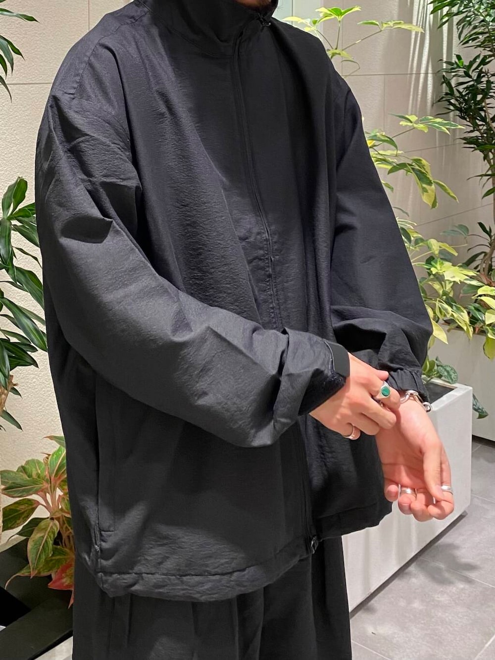 ブラック系のその他パンツ、ブラック系のブルゾンを着用したメンズの秋コーディネートの2枚目の写真