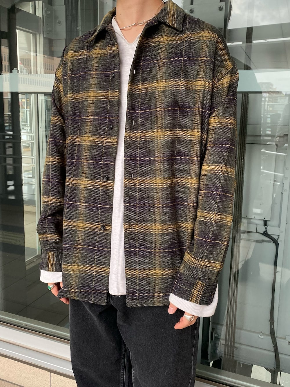 ブラウン系のシャツ/ブラウス、ブラック系のデニムパンツを着用したメンズの秋コーディネートの2枚目の写真