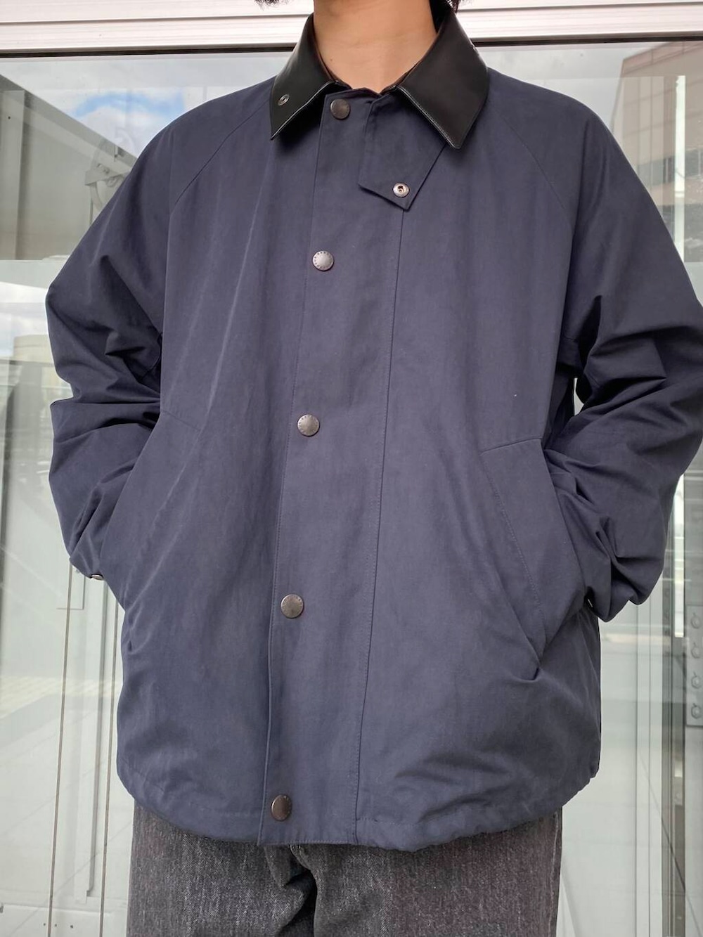 ブラック系のスニーカー、ブルー系のその他アウター、ブラック系のデニムパンツを着用したメンズの冬コーディネートの2枚目の写真