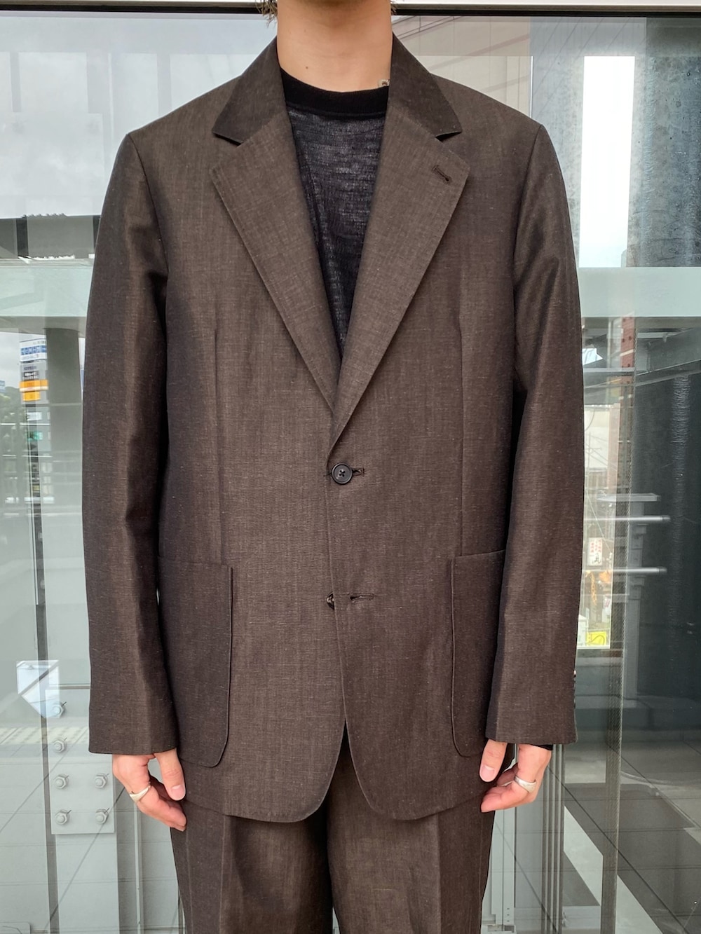 ブラウン系のその他アウター、ブラウン系のその他パンツ、ブラック系のTシャツ/カットソーを着用したメンズの秋コーディネートの2枚目の写真