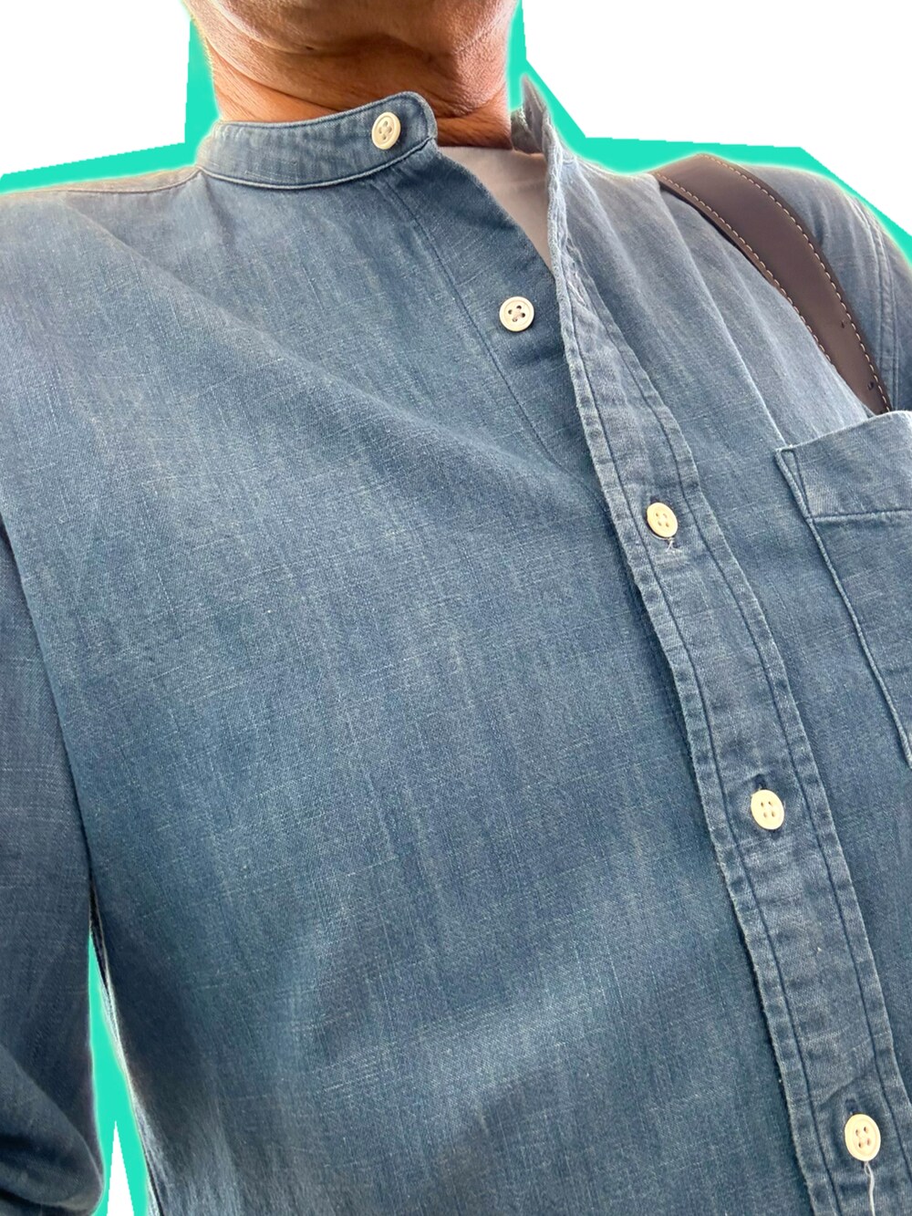 ブラック系のデニムパンツ、ブルー系のシャツ/ブラウス、ホワイト系のスニーカーを着用したメンズの秋コーディネートの2枚目の写真