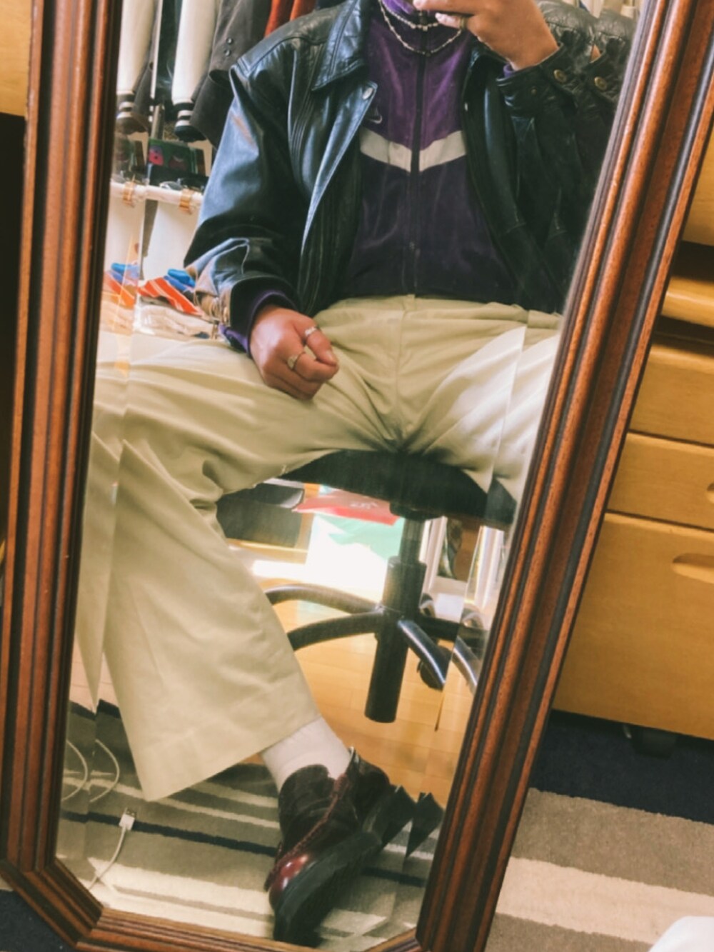 パープル系のその他アウターを着用したメンズの秋コーディネートの2枚目の写真