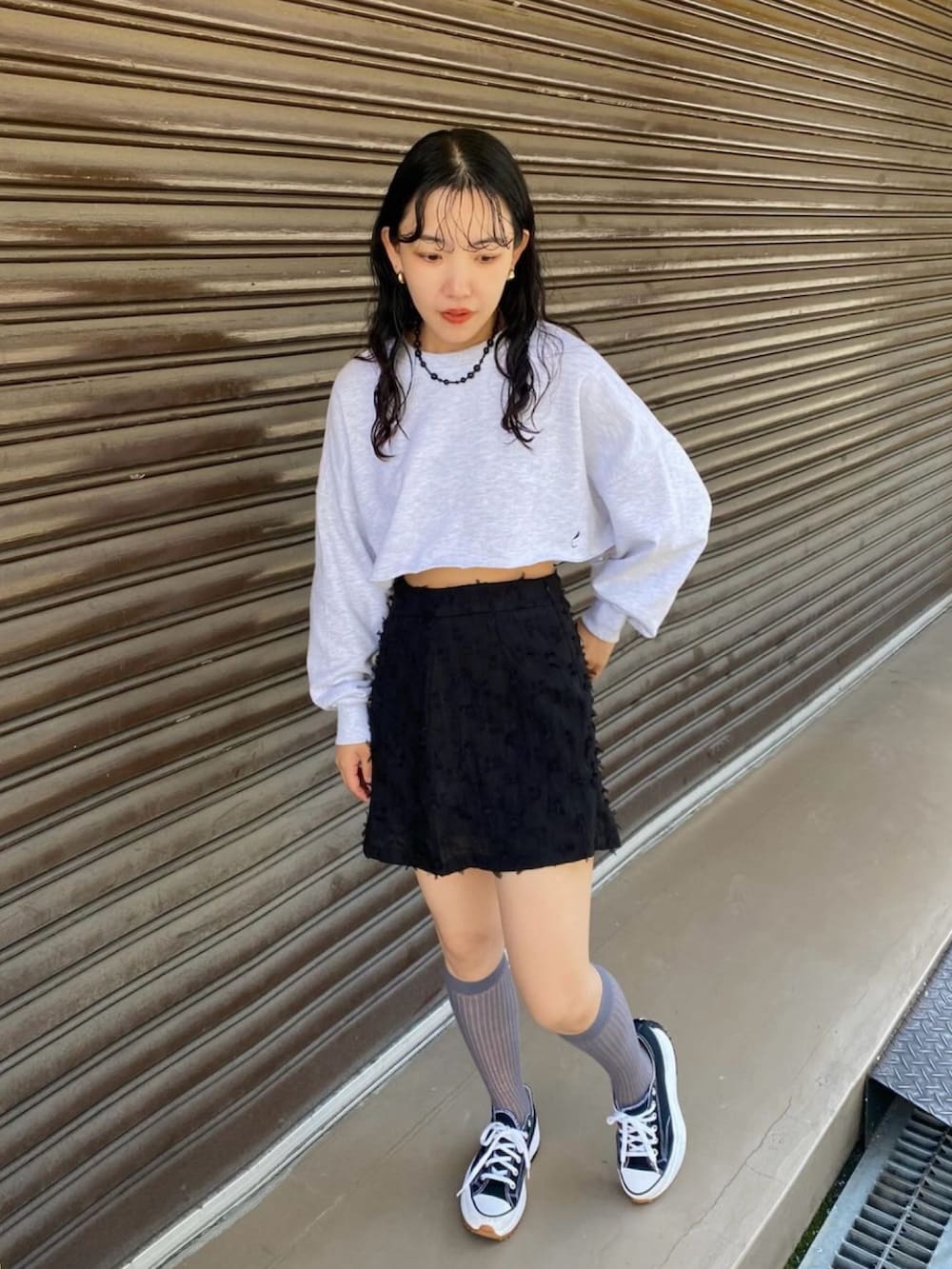 その他のスウェット、ブラック系のスカート、ブラック系のスニーカーを着用したレディースの秋コーディネートの3枚目の写真