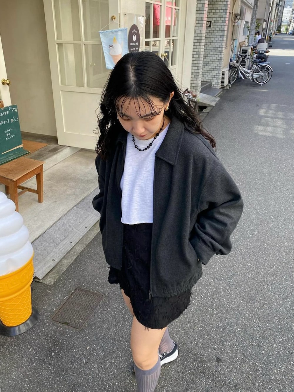 その他のスウェット、ブラック系のスカート、ブラック系のスニーカーを着用したレディースの秋コーディネートの2枚目の写真