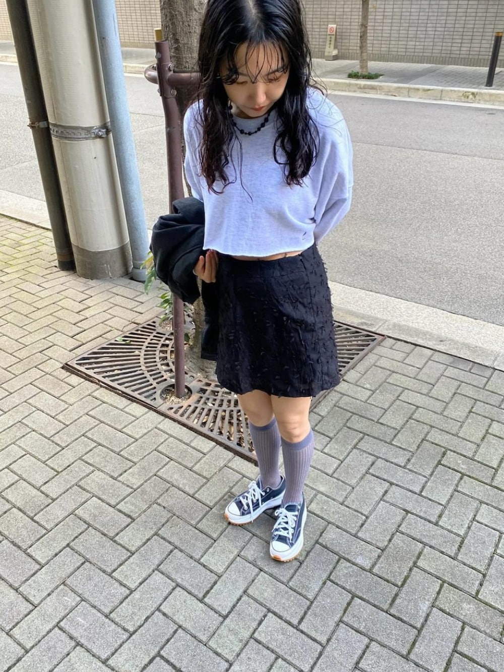 その他のスウェット、ブラック系のスカート、ブラック系のスニーカーを着用したレディースの秋コーディネートの4枚目の写真